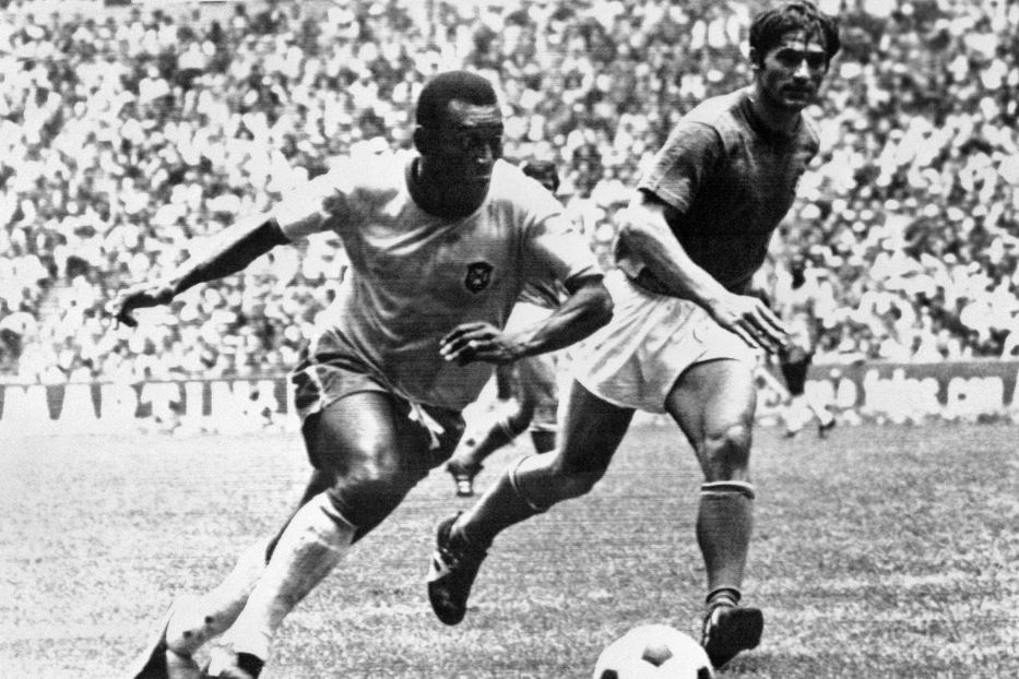 Pelé dribbla Burgnich nella finale dei Mondiali in Messico, 21 giugno 1970. Vinse il suo Brasile