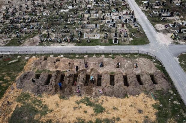 Una visione aerea del 18 aprile mostra sepolture recenti durante una cerimonia funebre in un cimitero di Bucha