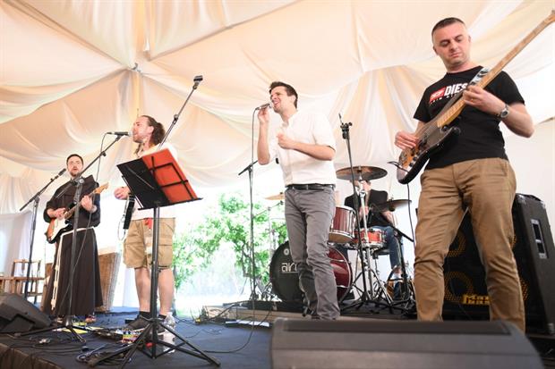 Lorenzo Belluscio e la sua band eseguono al convegno l'inno del trentennale della Giornata mondiale del Malato 'Custodi dell'umanità'