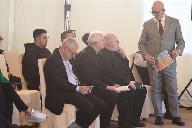 Goianno Cervellera, conduttore delle sessioni plenarie, dialoga con don Massimo Angelelli e l'arcivescovo di Cagliari Giuseppe Baturi