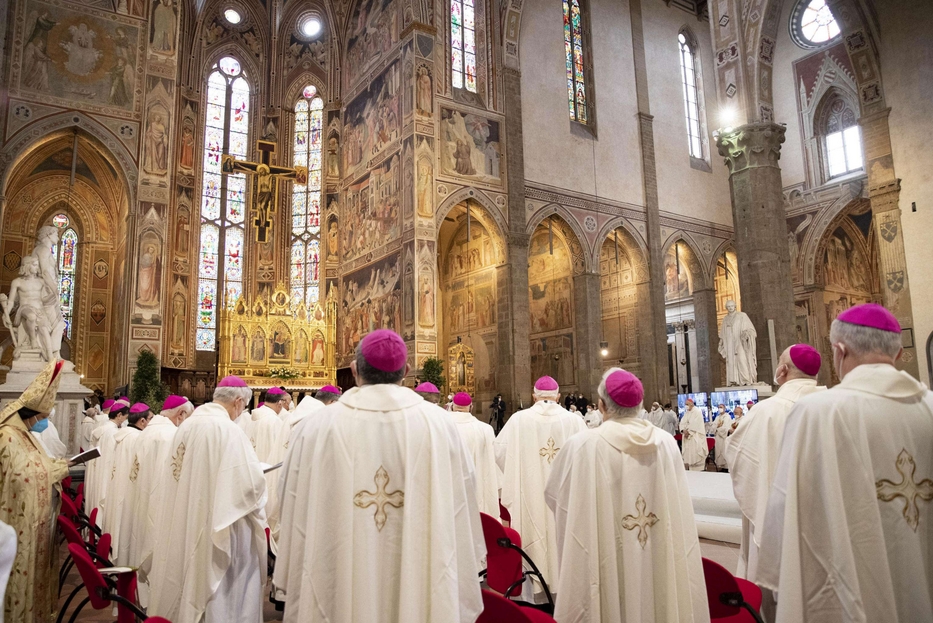 La Messa nella Basilica di Santa Croce a Firenze a conclusione dell'incontro di vescovi e sindaci del Mediterraneo per la pace