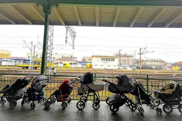 I passeggini portati dalle mamme nelle stazioni ferroviarie polacche per aiutare le donne con i neonati in arrivo dall'Ucraina