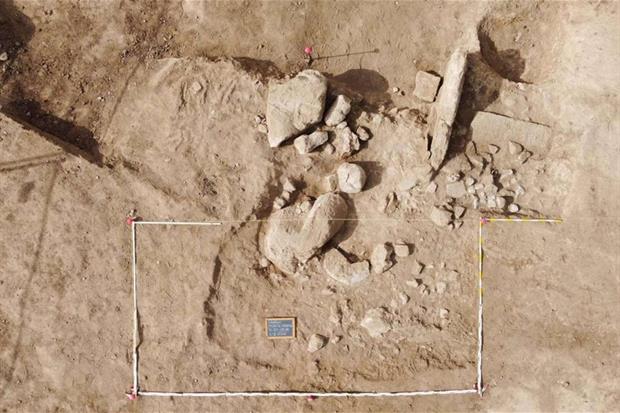 Lo scavo in corso delle statue di due pugilatori giganti a Mont'e Prama, Cabras (Sardegna)