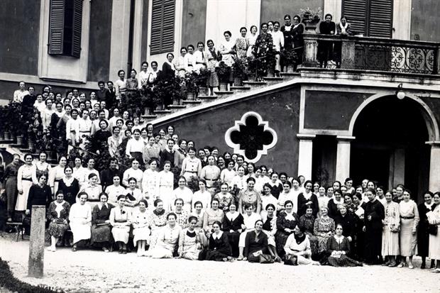 Incontro della Gioventù femminile di Azione Cattolica presso l'Apostolico Istituto del Sacro Cuore di Castelnuovo Fogliani. In seconda fila, sedute, da destra, Armida Barelli e la marchesina Teresa Pallavicino