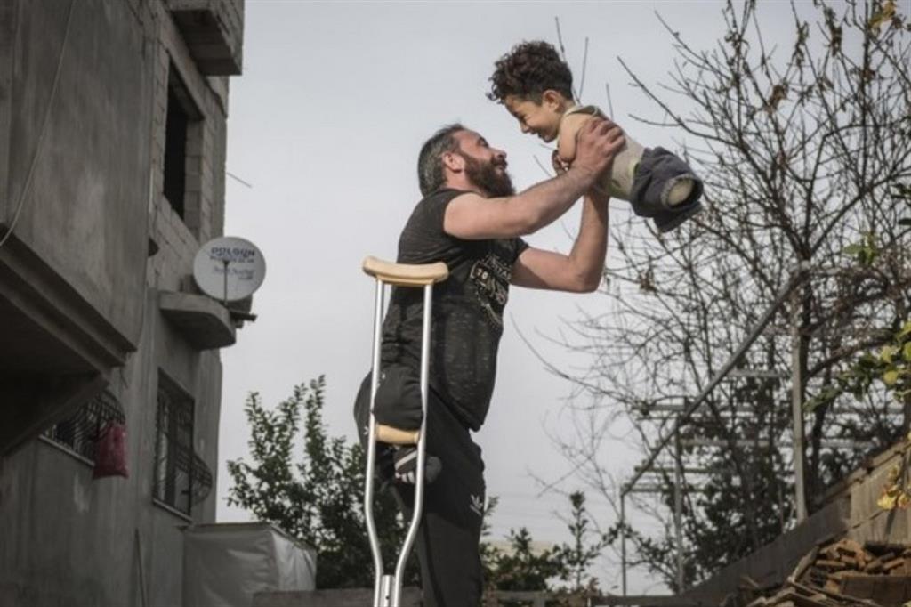 Lo scatto, intitolato “Hardship of life”, realizzato l’anno scorso dall’artista turco Mehmet Aslan in un campo profughi, era stato premiato dal Siena International Photo Award