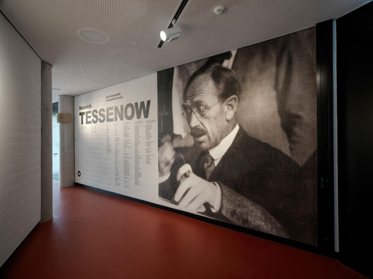L'ingresso alla mostra di Mendrisio con la grande foto-ritratto di Tessenow