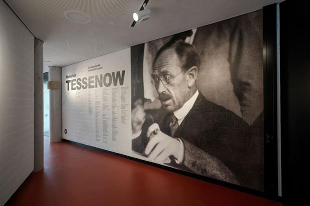 L'ingresso alla mostra di Mendrisio con la grande foto-ritratto di Tessenow