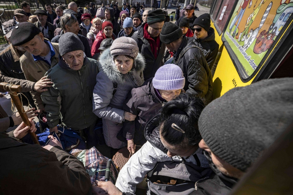I profughi in fuga dalle aree dell'Ucraina attaccate dai militari russi