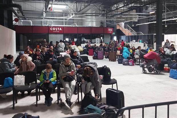 L'attesa dei profughi ucraini all'aeroporto di Varsavia