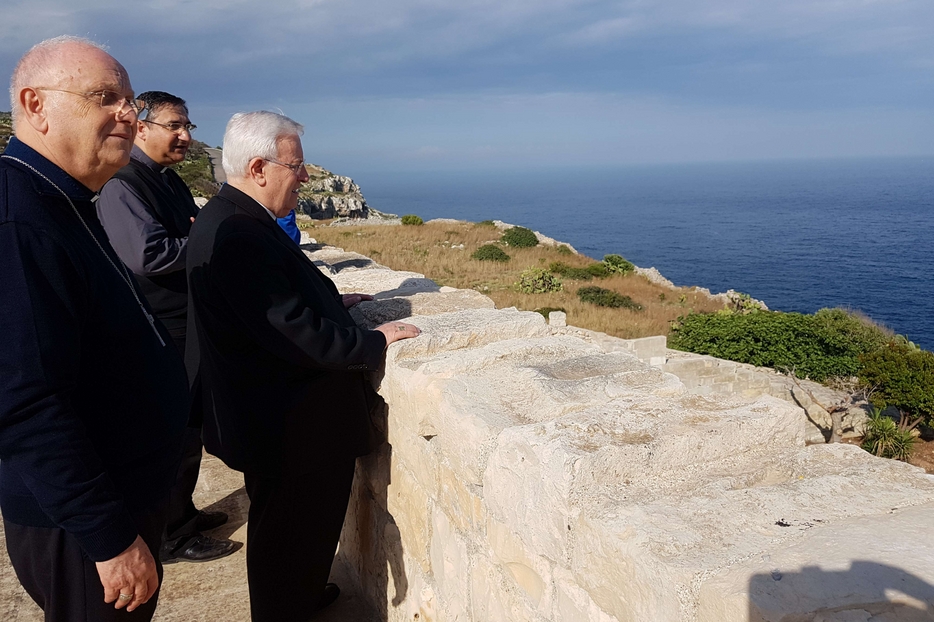 Il cardinale Gualtiero Bassetti affacciato sul Mediterraneo a Santa Maria di Leuca