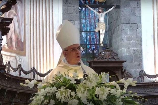 L'arcivescovo Luigi Renna mentre pronuncia l'omelia