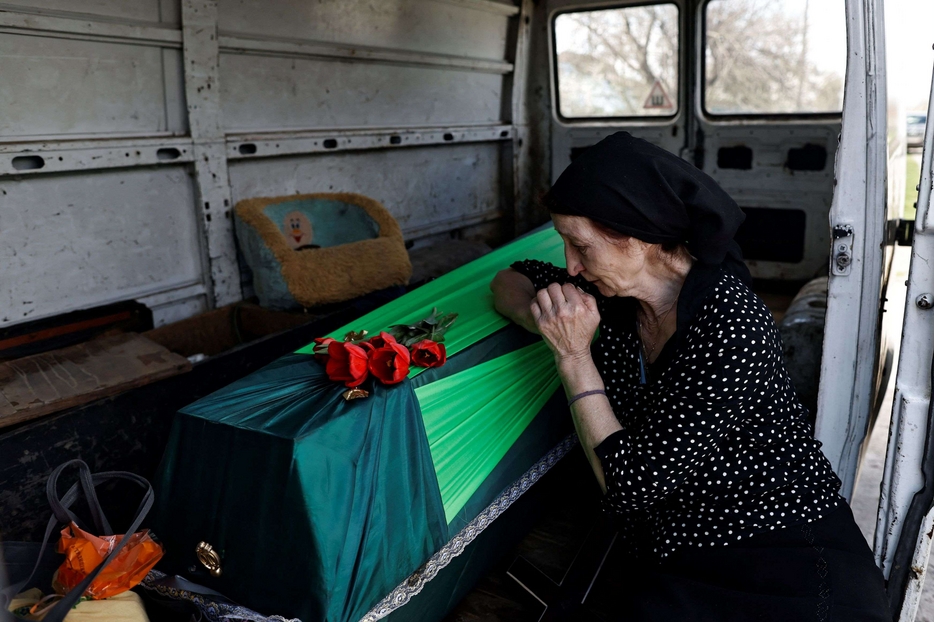 Vira Pylypenko, 65 anni, piange suo figlio Sergii, 36, morto a Bucha