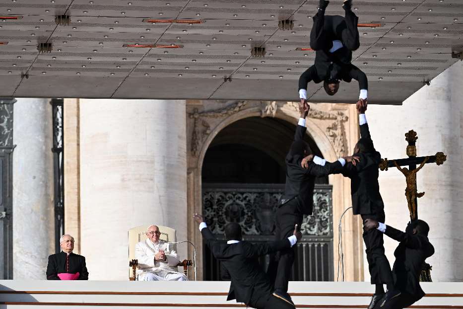 Il Papa ha anche assistito, applaudendo a più riprese, ad un fuori programma: l’esibizione, sul sagrato, dei “Black Blues Brothers”, cinque artisti circensi provenienti dal Kenya