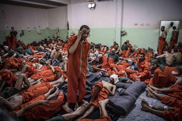 Una cella sovraffollata, in una foto del 2019, nel carcere per jihadisti di Hassaké