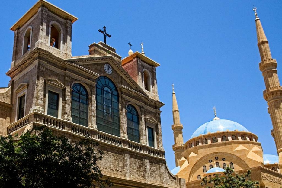 La Cattedrale maronita di San Giorgio a Beirut con la vicina moschea