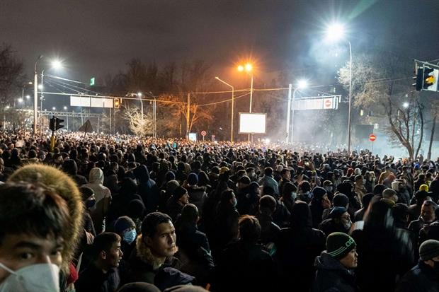 La folla in piazza ad Almaty, l'ex capitale kazaka