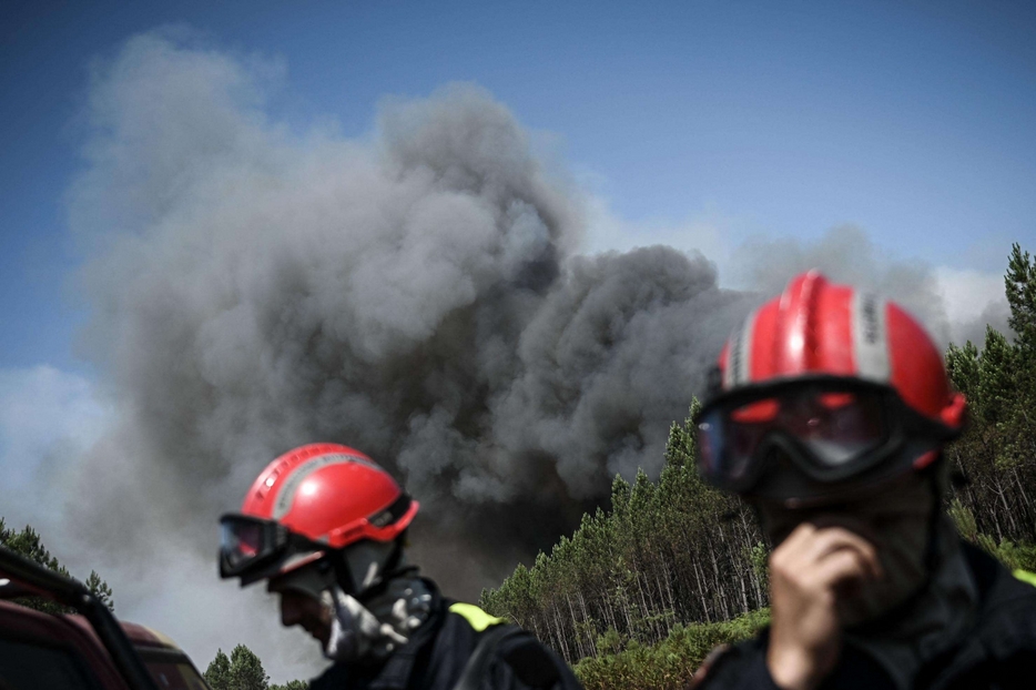 Migliaia di vigili sono impegnati da giorni a spegnere incendi nella regione della Gironda, Francia dell'ovest