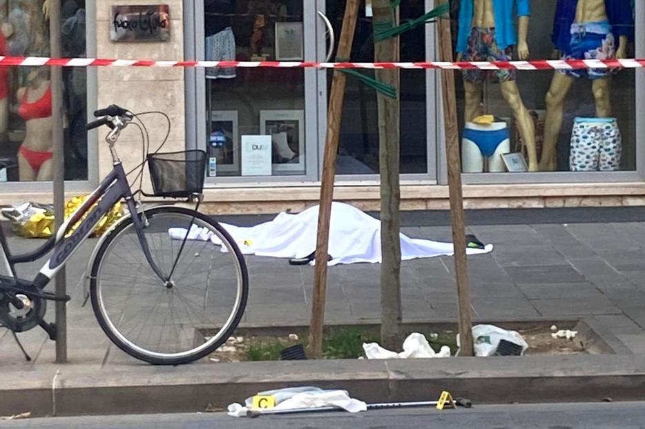 Il corpo di Alika coperto da un telo nel centro di Civitanova Marche