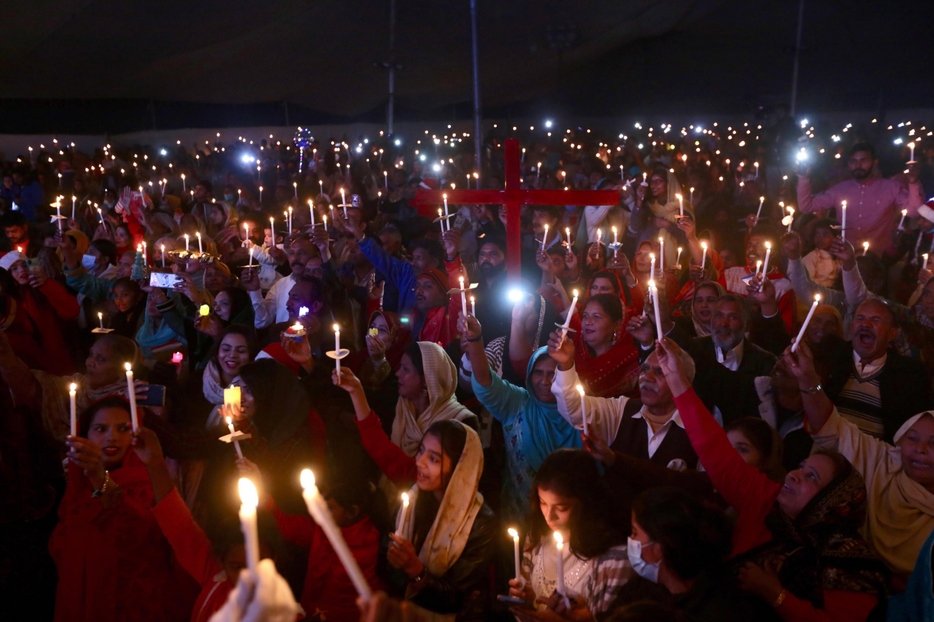 Un gruppo di cattolici in preghiera a Lahore