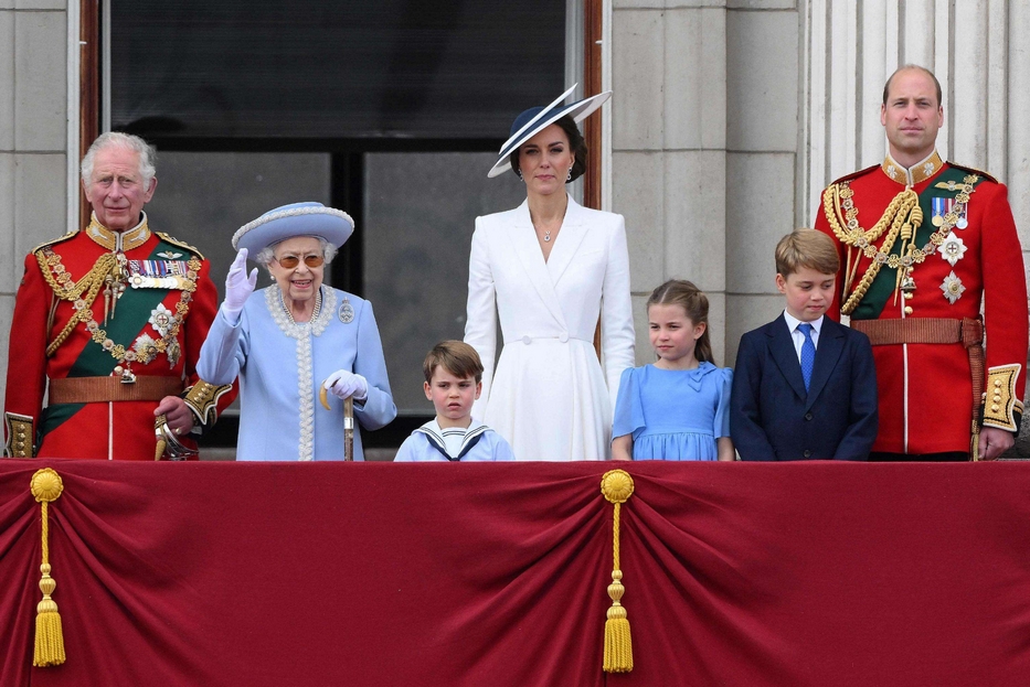 La regina Elisabetta II in occasione del giubileo di platino del suo regno, il 2 giugno di quest'anno, con il figlio primogenito Carlo. Alla sua sinistra il principe Luigi di Cambridge, Caterina duchessa di Cambridge, Charlotte principessa di Cambridge, George principe di Cambridge, il principe William duca di Cambridge