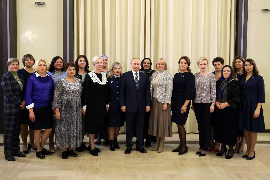 La foto di gruppo di Putin con le madri