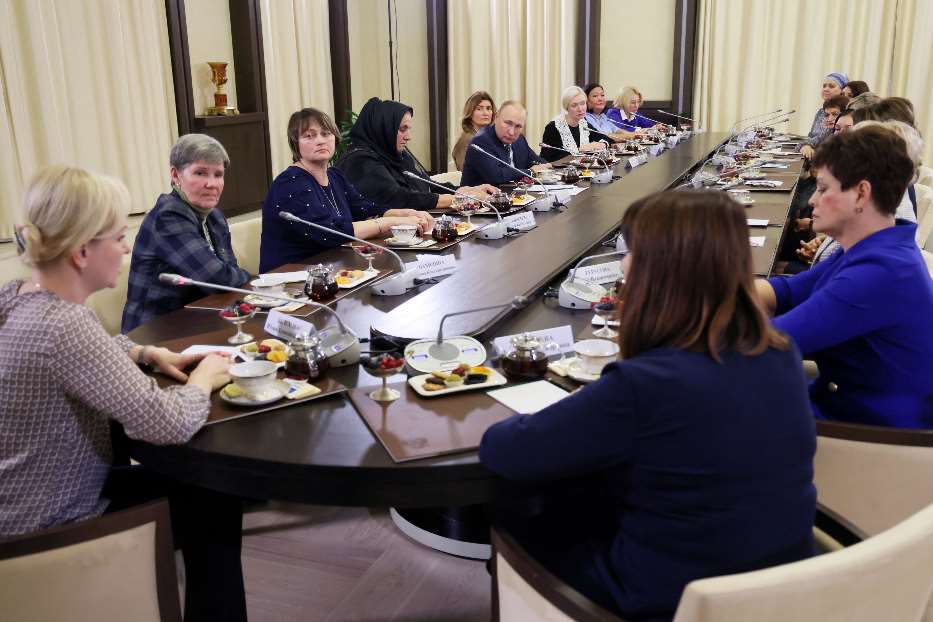 L'incontro di una delegazione di madri di soldati con il presidente Putin, alla vigilia della Festa della mamma