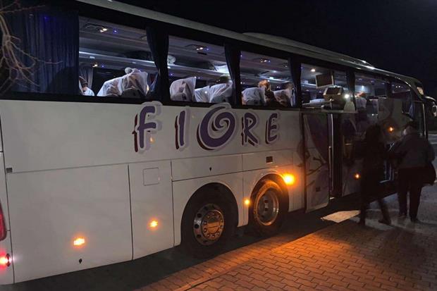 Una delle soste notturne del bus con cui don Gino Samarelli ha messo in salvo 47 persone profughe, andando a prenderle a Leopoli, in Ucraina