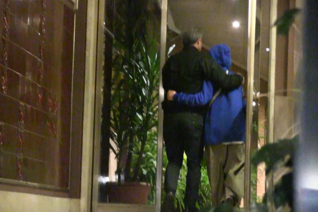 Alessia Piperno rientra finalmente a casa, abbracciata al padre