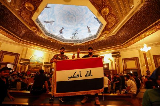 Sostenitori del leader sciita al-Sadr nel palazzo governativo