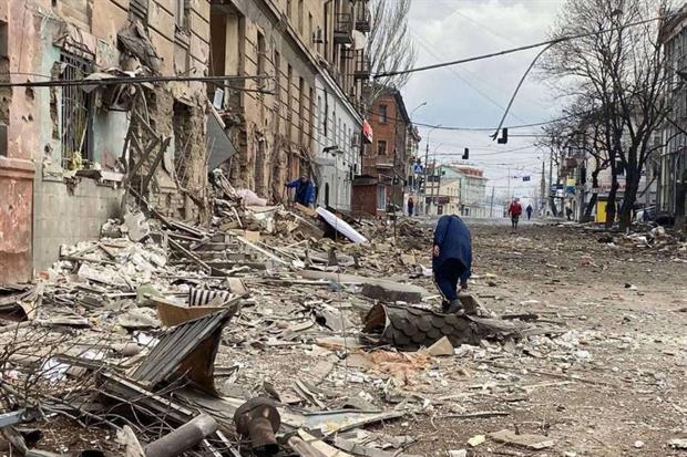 Un quartiere bombardato a Mariupol