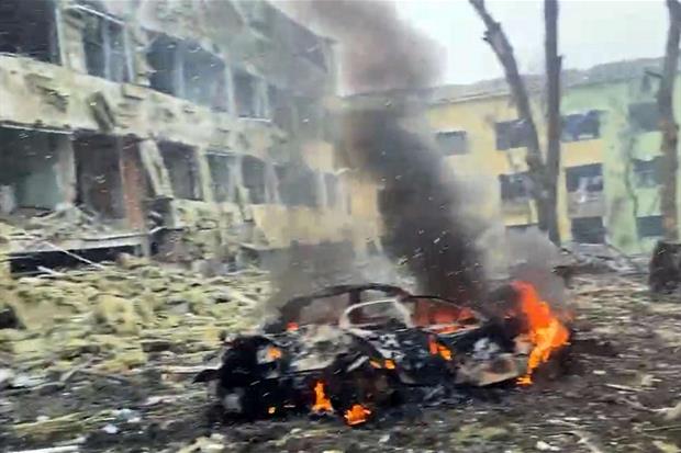 Un frame di un video con l'ospedale di Mariupol distrutto dai bombardamenti