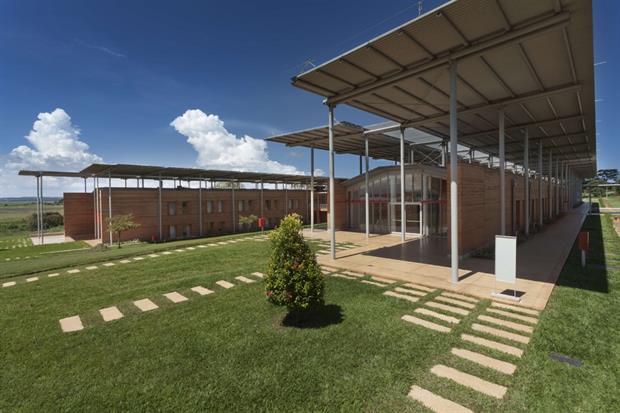 il tetto dell'ospedale accoglie 2.500 pannelli fotovoltaici