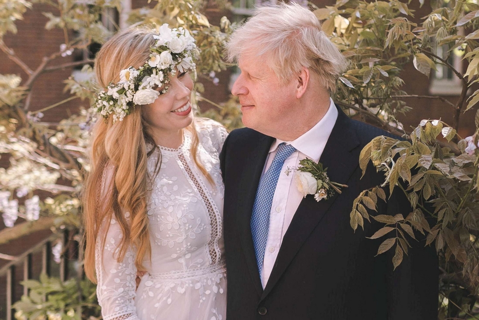 Il premier Boris Johnson con la moglie lo scorso maggio al momento delle nozze. i due hanno dovuto cancellare una lussuosa festa nella residenza ufficiale estiva di Chequers