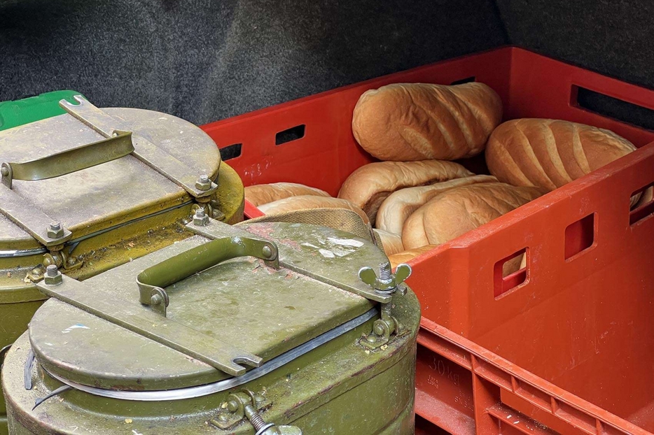 Il cibo per i poveri e i militari sotto le bombe a Kharkiv