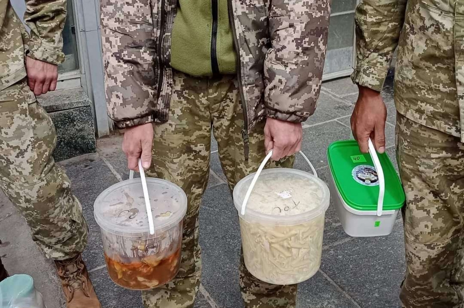 La consegna del cibo ai militari ucraini al fronte da parte di Dmitriy