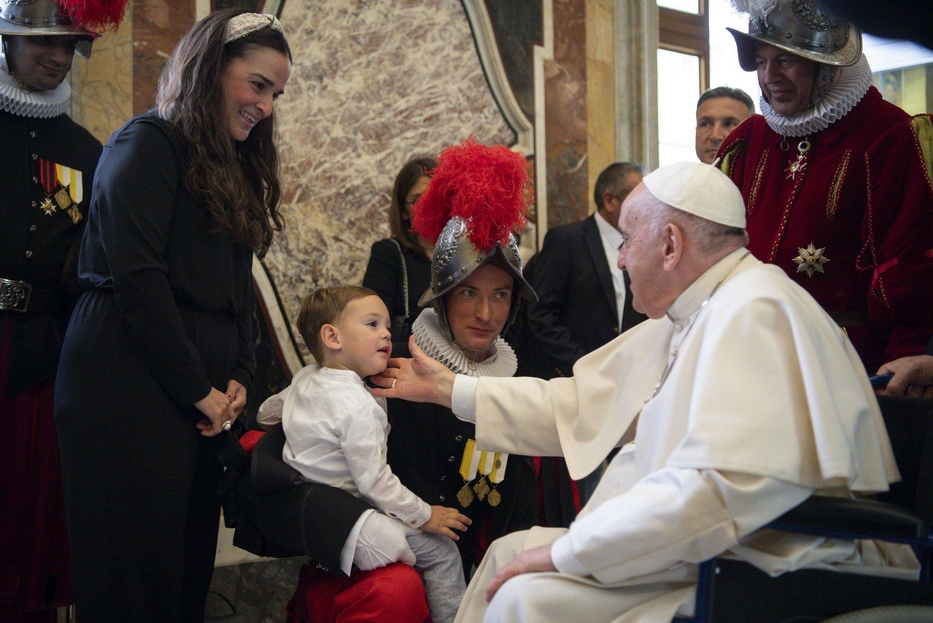 Il Papa sulla sedia a rotella con le guardie svizzere