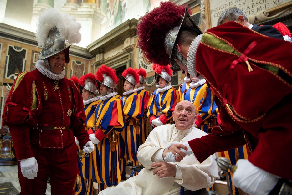 Il Papa sulla sedia a rotella con le guardie svizzere