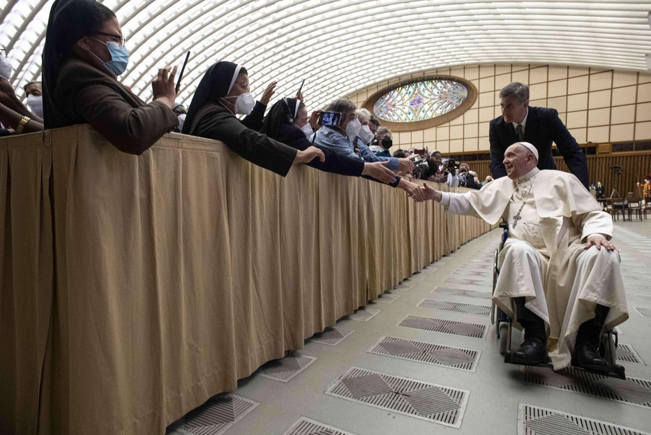 Il Papa sulla sedia a rotella al termine dell'udienza nell'Aula Paolo VI