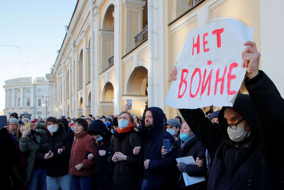 'No alla guerra' sul cartello di un manifestante a San Pietroburgo