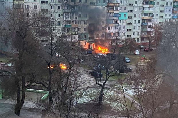 I palazzi a fuoco a Mariupol, sotto l'assedio dei bombardamenti russi da giorni