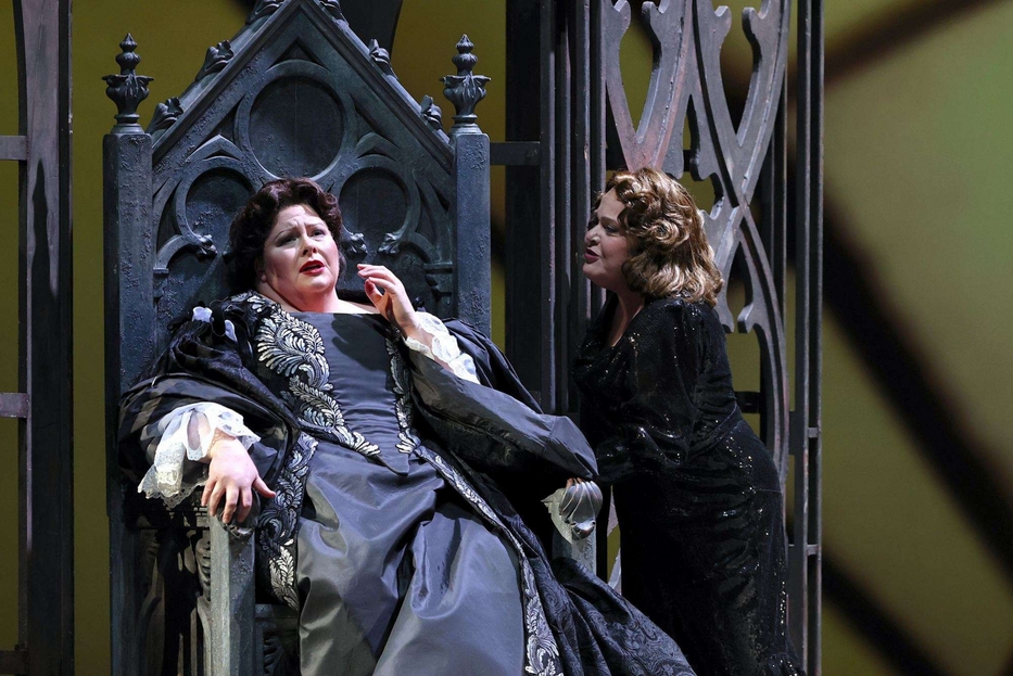 'Anna Bolena' in scena a Genova: nella foto Angela Meade e Sonia Ganassi 'Anna Bolena' in scena a Genova: nella foto Angela Meade e Sonia Ganassi