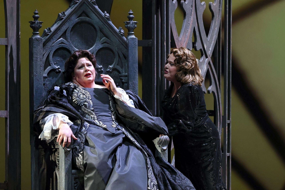 'Anna Bolena' in scena a Genova: nella foto Angela Meade e Sonia Ganassi