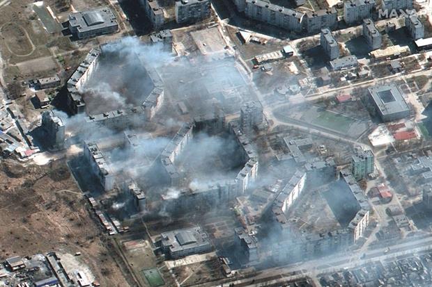 Un'immagine satellitare del 19 marzo mostra edifici incendiati a Mariupol