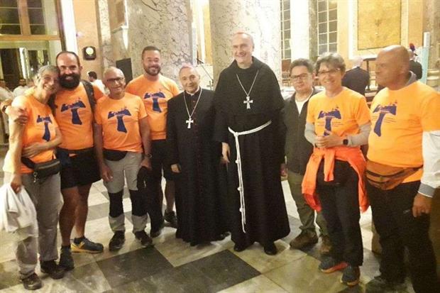 I pellegrini con il cardinale Gambetti al centro