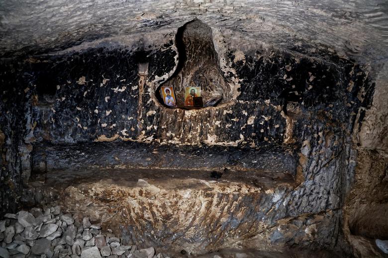 Immagini religiose lasciate dai visitatori sono visibili in un'alcova nella parete di una grotta che, secondo l'Autorità per le Antichità di Israele, è la grotta sepolcrale di Salome, la levatrice di Gesù, risalente a 2000 anni fa.