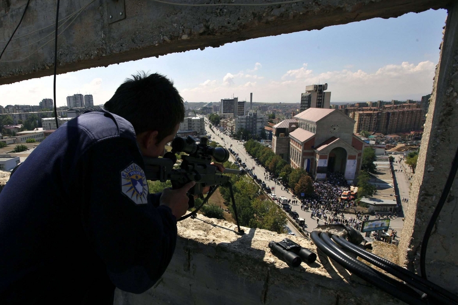 Le forze di polizia mentre presidiano una chiesa cattolica a Pristina in Kosovo