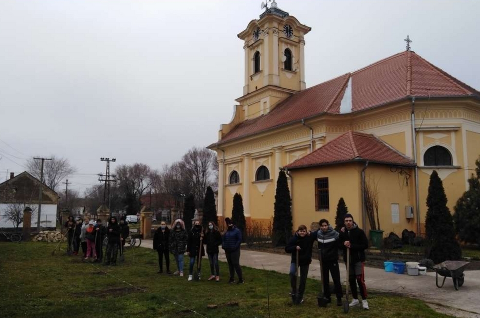 Un gruppo di giovani davanti a una chiesa cattolica in Serbia