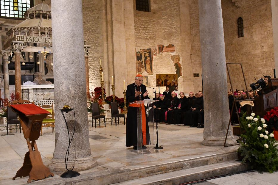 Il cardinale Matteo Zuppi nella Basilica di San Nicola a Bari. Un momento dell'incontro ecumenico di preghiera per la la pace