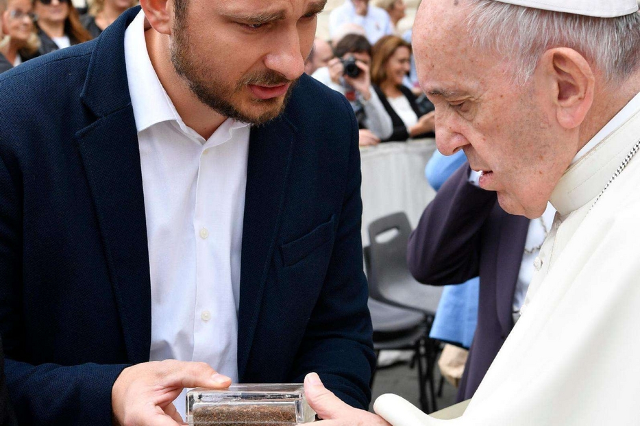 Papa Francesco, primo Capo di Stato a ricevere il 'Mattone del mondo'