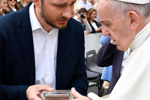 Papa Francesco, primo Capo di Stato a ricevere il 'Mattone del mondo'